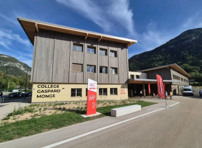 Entrée collège Gaspard Monge bardage bois